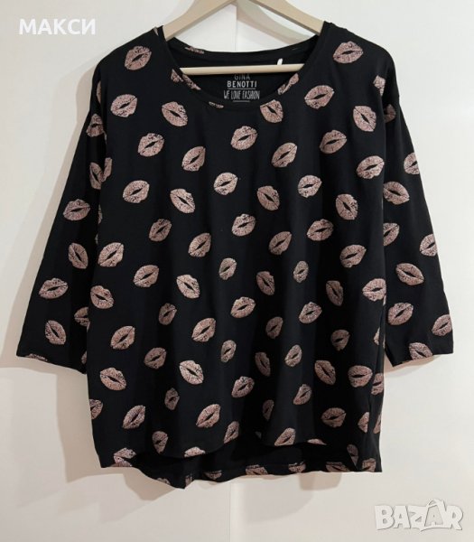 Макси модерна еластична блуза с удължен извит гръб в черно с ефектна щампа- розови блестящи целувки, снимка 1