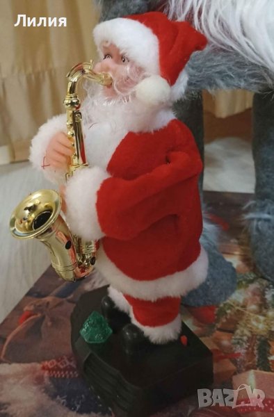 Дядо Коледа, свирещ на саксофон, снимка 1