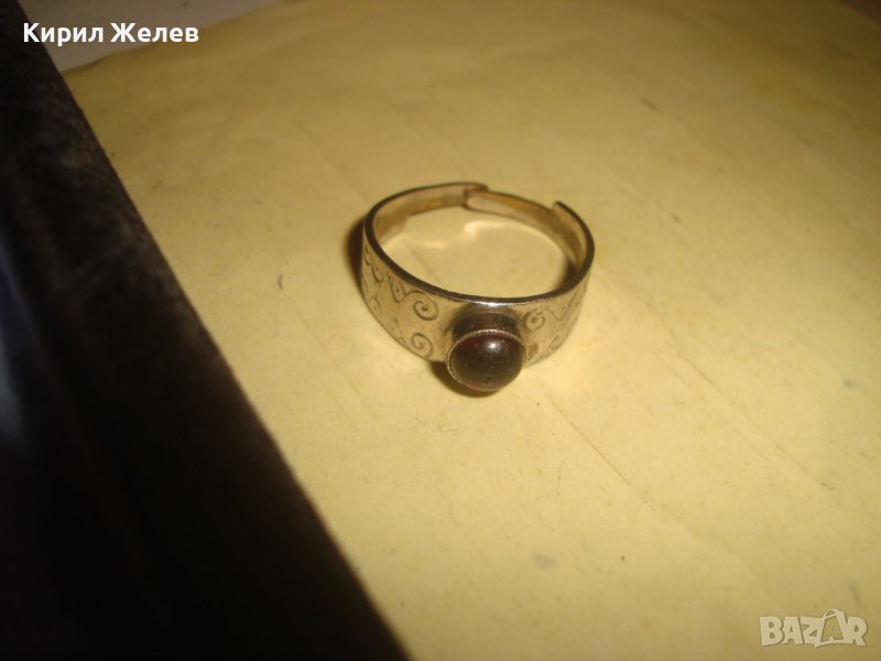 СТАР ПОСРЕБРЕН МЕСИНГОВ РЪЧНО ОРНАМЕНТИРАН РЕТРО ПРЪСТЕН РЕГУЛИРУЕМ с ЧЕРВЕН ШЛИФОВАН КАМЪК 27574, снимка 1