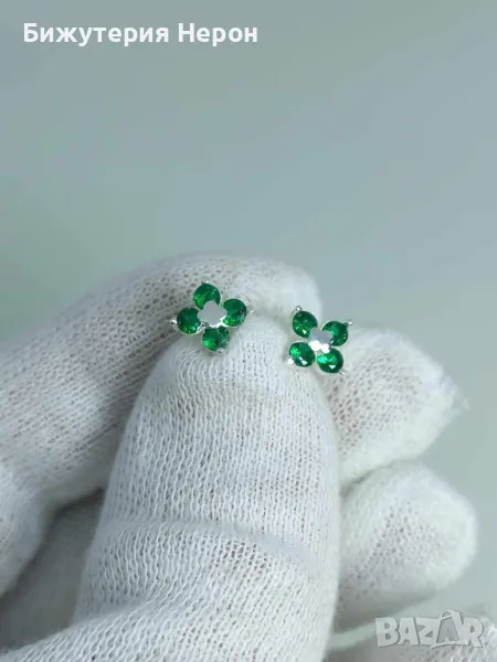 Сребърни обеци на щифт с зелени камъни, снимка 1