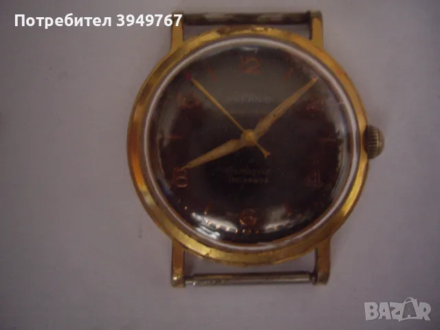 Стар позлатен мъжки часовник.