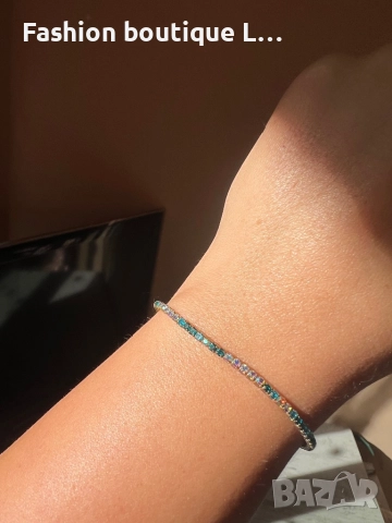 Златиста гривна с блестящи камъчета в тюркоазен цвят еластична е ❤️