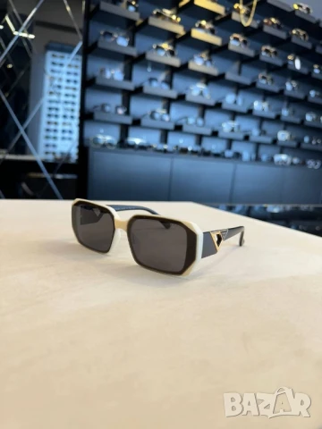 очила с черен обикновен калъф и ув защита prada 