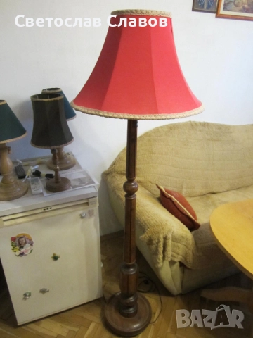 Висок лампион със стойка от стругован и фрезован орех с красива червена шапка - 2