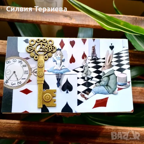 Ръчно изработена дървена кутия Алиса в страната на чудесата 