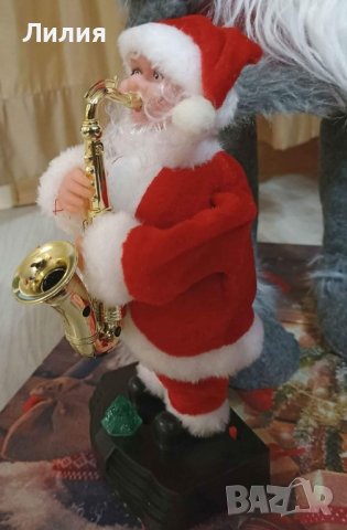 Дядо Коледа, свирещ на саксофон, снимка 1