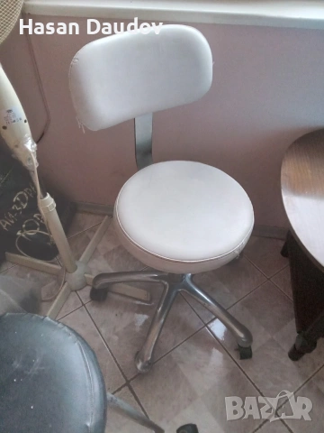 Въртящ се кожен стол