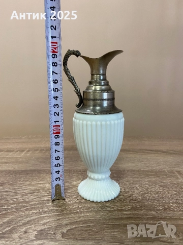 Винтидж кана от млечно стъкло с калаена дръжка, снимка 2 - Антикварни и старинни предмети - 51506776