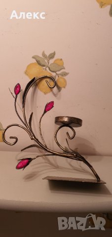Изящен метален свещник.