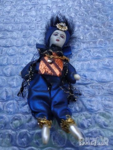 Брошка порцеланова кукла внос, снимка 1