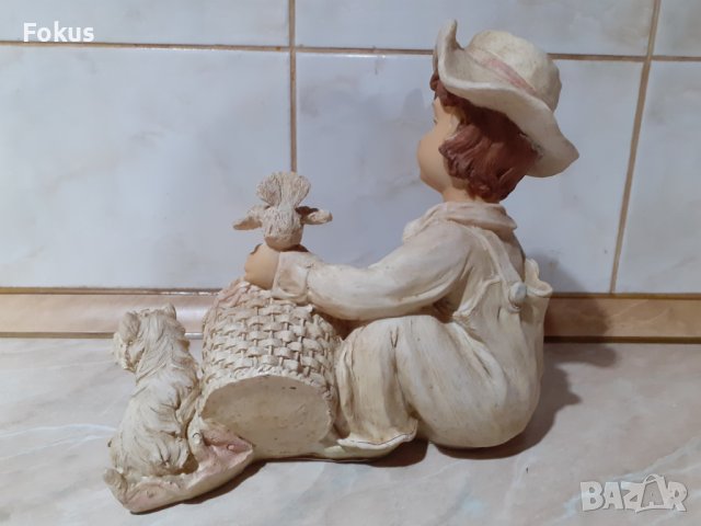 Страхотна красива статуетка момченце с кученца и гълъбче, снимка 3 - Антикварни и старинни предмети - 43490495