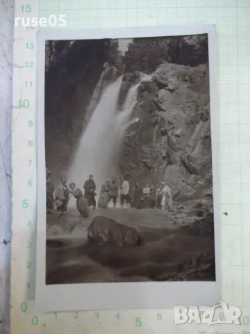 Снимка стара на група младежи пред водопада