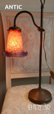 Старинна настолна лампа в стил Арт Деко