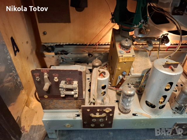 Продава се старинно дървено радио . , снимка 10 - Антикварни и старинни предмети - 53037901