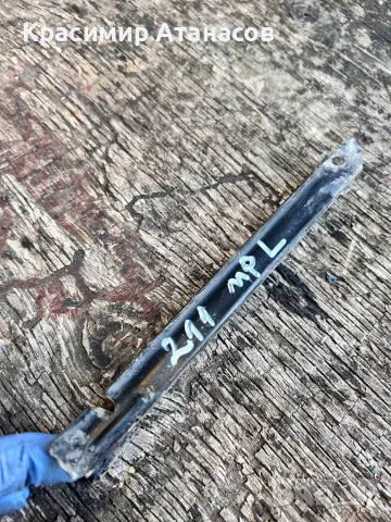 Държач водач броня калник ляв за Мерцедес Е-класа W211.A2118801114, снимка 2 - Части - 47709011