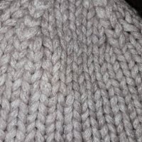 Разкошна дамска ръчно плетена зимна шапка с помпони, снимка 4 - Шапки - 43991337