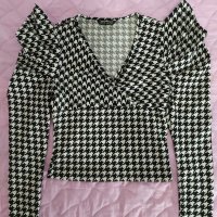 Дамска блуза с черно-бяла шарка, снимка 1 - Блузи с дълъг ръкав и пуловери - 43353967