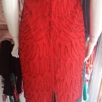 УНИКАЛНО КРАСИВА червена рокля, цялата обшита с червени перлички и синци , снимка 6 - Рокли - 27254367