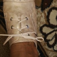 нови златисти обувки, снимка 2 - Дамски ежедневни обувки - 26472725