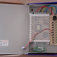 Захранващ блок в метално табло със заключване 12V DC 5А за видеонаблюдение  за DVR и осем камери, снимка 1 - Комплекти за видеонаблюдение - 38270528