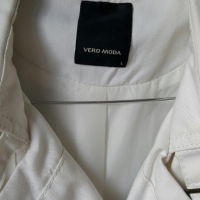 Бял тренчкот Vero Moda, снимка 3 - Шлифери - 36392940