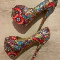 Дамски обувки с цветя Moschino модел лукс, снимка 1 - Дамски обувки на ток - 35457166