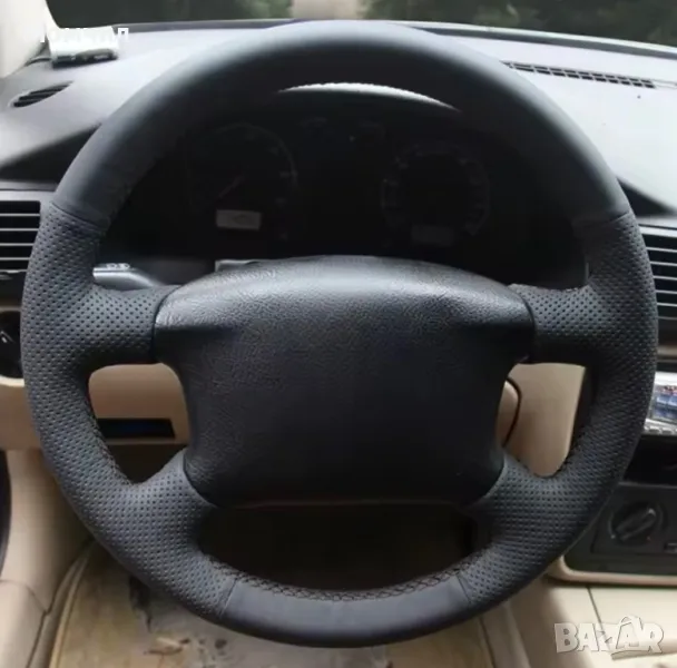 Премиум калъф за волан шиещ с перфорирана кожа и сини шевове, снимка 1