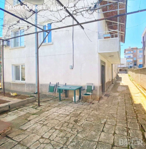 Имот Корект продава Партер, Етаж от къща, Гараж, двор и 1/2 таван, кв. Изток, снимка 1