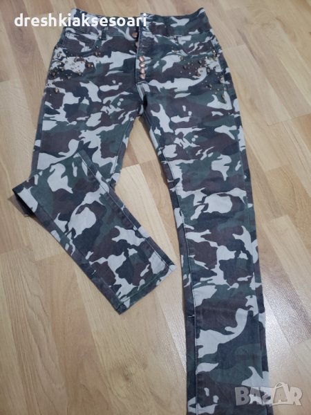 Камуфлажни дънки с черепи, снимка 1