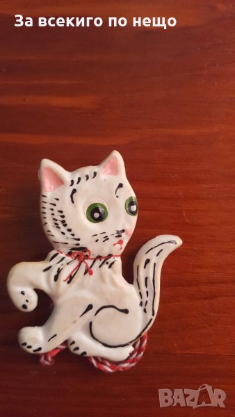 стара мартеничка на разногледа котка с червило по устата, снимка 1