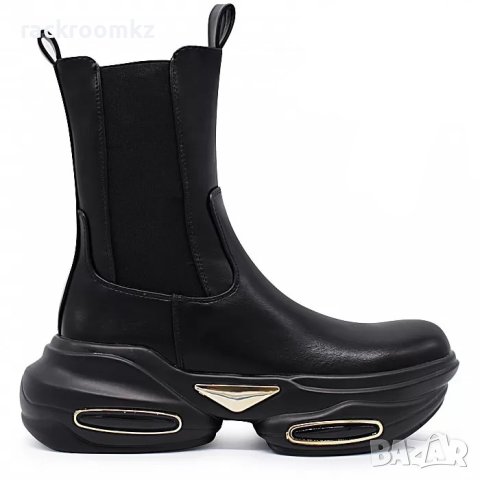 Дамски боти на платформа с ласти в черен цвят и златисти елементи, снимка 2 - Дамски боти - 43398459