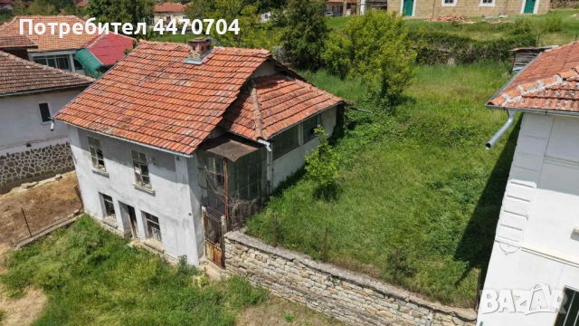 Двуетажна къща в центъра нас селото, снимка 3 - Къщи - 52635655