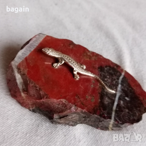 Малка пластика, яспис, саламандър.