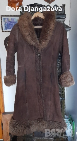 Дамски кожух от агнешка кожа, има леки следи от употреба. 