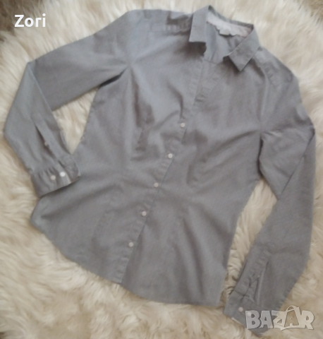 СТРАХОТНА светлосива вталена офис риза на ситни бели точици, снимка 1