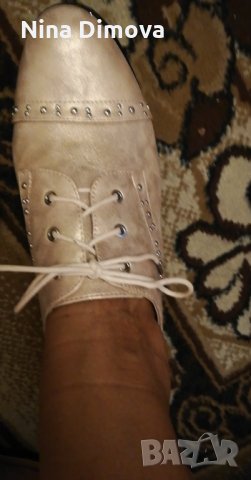 нови златисти обувки, снимка 2 - Дамски ежедневни обувки - 26472725