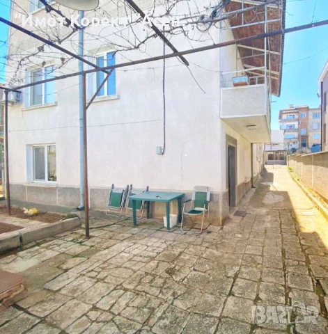 Имот Корект продава Партер, Етаж от къща, Гараж, двор и 1/2 таван, кв. Изток