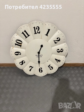 Продавам интересен метален часовник