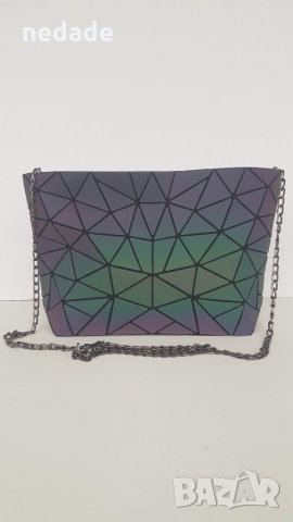Дамска нова малка чанта Хамелеон през тяло или през рамо с дръжка синджир. Триъгълна шарка. , снимка 1