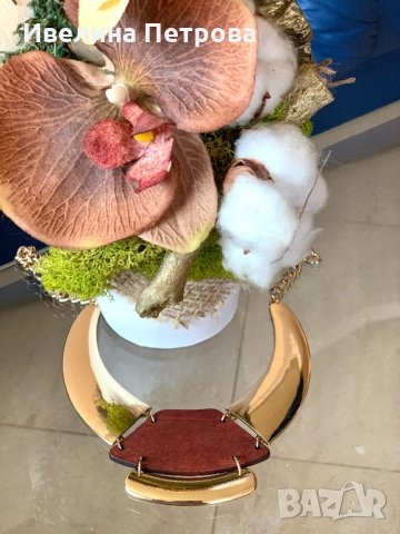 Златисто колие около врата с дървен елемент