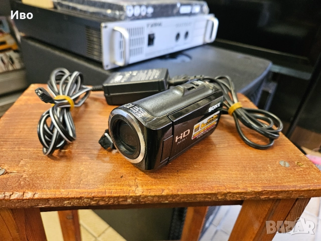 Видеокамера SONY HDR-CX105E В отлично техническо и визуално състояние.