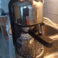Кафемашина Делонги с ръкохватка с крема диск, работи перфектно и прави страхотно кафе с каймак , снимка 3 - Кафемашини - 40411328