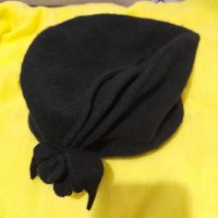 Кокетна черна шапка , снимка 2 - Шапки - 38372743