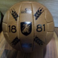 Футболна топка с автограф на Стоичков, снимка 1 - Фен артикули - 29008849