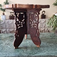 Стара красива антикварна масичка от тиково дърво с дърворезба , снимка 4 - Антикварни и старинни предмети - 43252501
