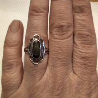 Авторски сребърен пръстен със зелен кехлибар 