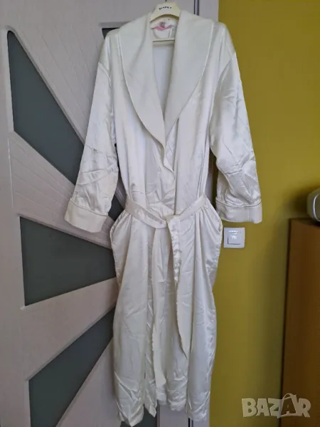 Бял сатенен халат с топла подплата Victoria Secret, снимка 1