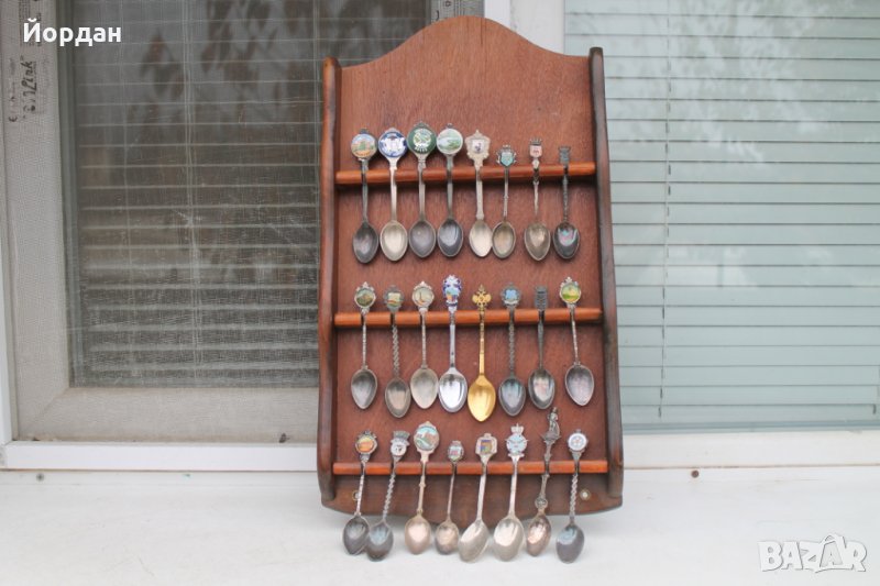 Сувенирни посребрени лъжички 24бр с дървена стойка, снимка 1