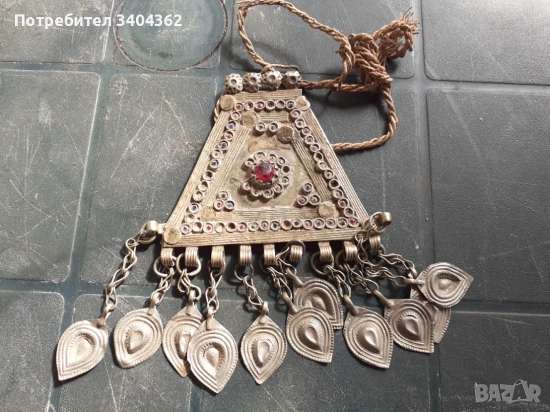 Стар накит - висулка муска с пластинки - носия, снимка 1