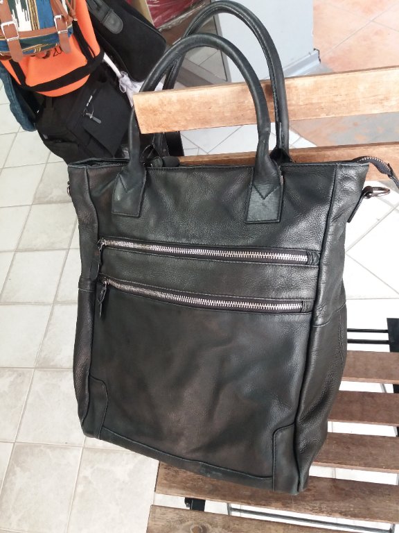 Естествена кожа голяма черна чанта с много джобове;)) в Чанти в гр. Велико  Търново - ID32919748 — Bazar.bg
